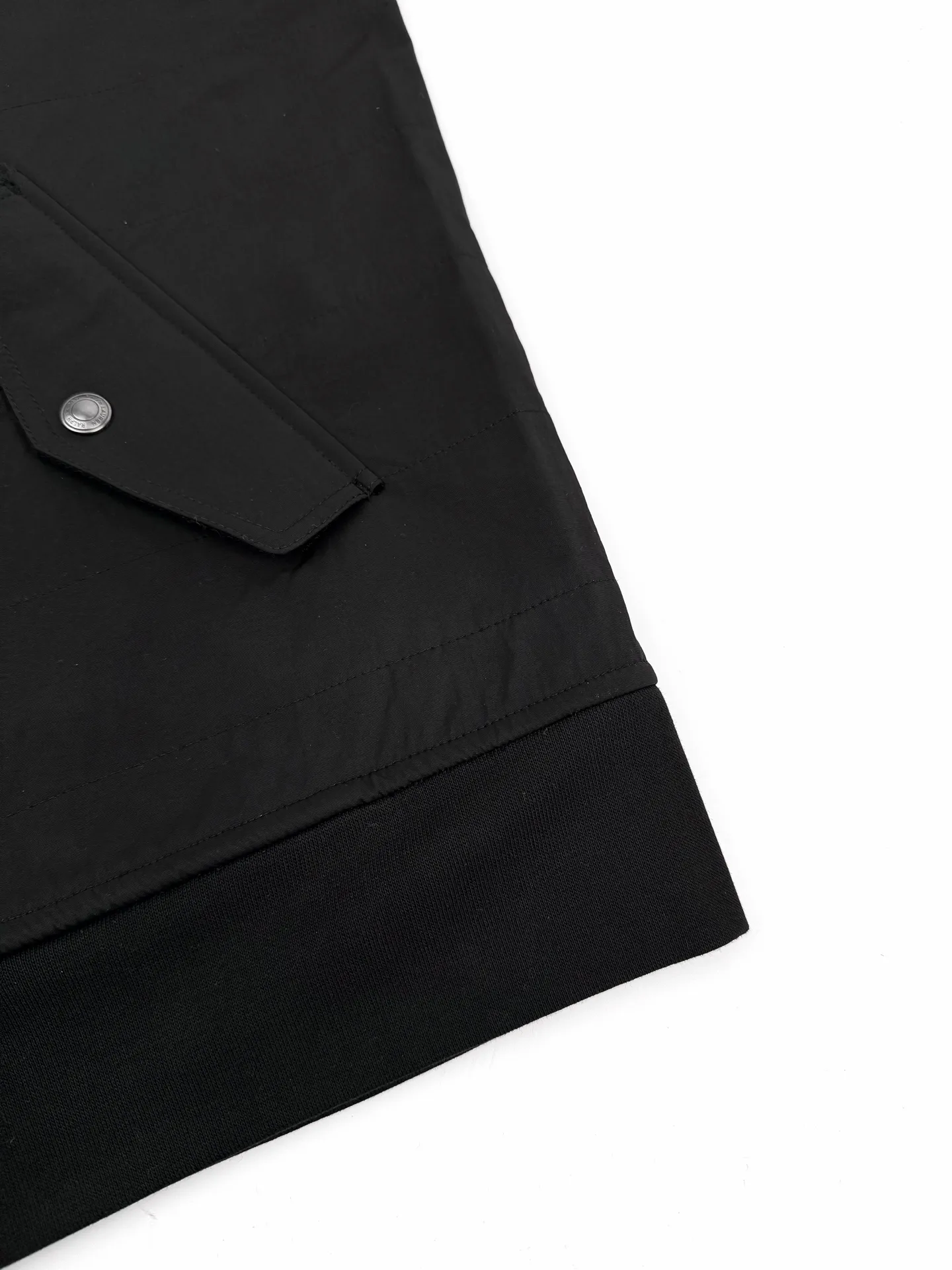 P490 Ralph Lauren Logo Baseball Collar Cotton Jacket. Customized cloud-like double-sided velvet. Excellent texture. Comfortable and close to the skin. Matte obsidian black on the front exudes an innate sense of luxury. Microvelvet touch on the reverse hides the temperature. The black layers appear on their own. The front groove is quilted with military-grade wiring to outline the three-dimensional skeleton. The exquisite pony logo embellishes the chest. Low-key and powerful. The left sleeve hidden pocket hides the edge. The collar chain linkage layered design is effortlessly advanced. The golden ratio of lightness and warmth, warm but not heavy, heavy but not stiff. Process 1: Using imported machine embroidery technology, using advanced computer control systems and precision mechanical components to achieve the iconic pony embroidery operation with high precision and smooth and delicate lines. Process 2: Needle and shuttle splicing technology can make full use of the respective advantages of knitted fabrics and woven fabrics. By choosing the appropriate sewing process and stitches, the splicing parts can be ensured to be strong and beautiful. Process 3: Template machine bag opening. The preset template guides the position of opening the bag. The accuracy of shape and size ensures the quality of the bag opening. Accessories: Customized 1:1 Ralph Lauren snap button. Customized 1:1 Ralph Lauren zipper. Customized 1:1 Ralph Lauren trademark. Version: Loose version. Size: S M L XL. Style number: 25369.